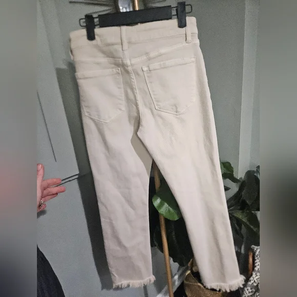 VERVET Winter White Mid Rise Crop Frayed Hem Straight Jeans. Size 25 - Picture 15 of 16